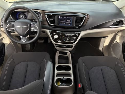 Used 2023 Chrysler Voyager LX image 10