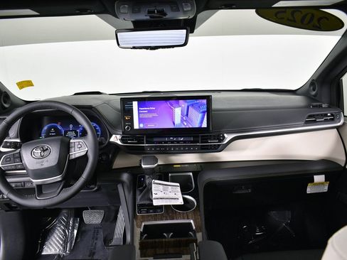 Certified 2025 Toyota Sienna Platinum image 47