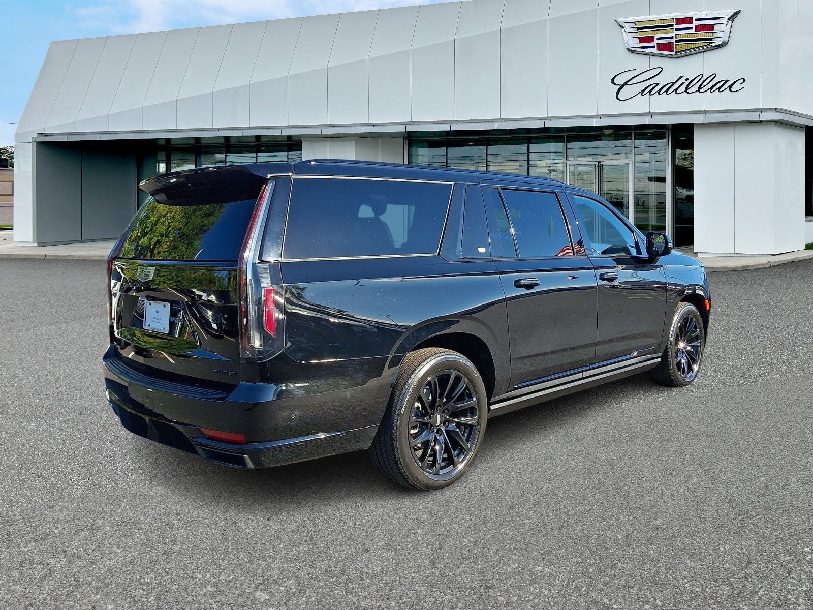 Used 2024 Cadillac Escalade ESV Sport w/ LPO, ONYX Package AWD/4WD image 6