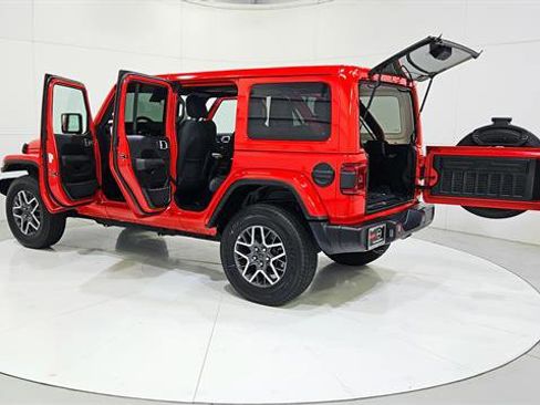 Used 2025 Jeep Wrangler Unlimited Sahara AWD/4WD image 12