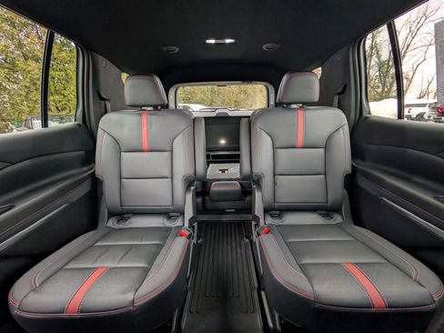 Used 2025 Chevrolet Traverse RS image 37