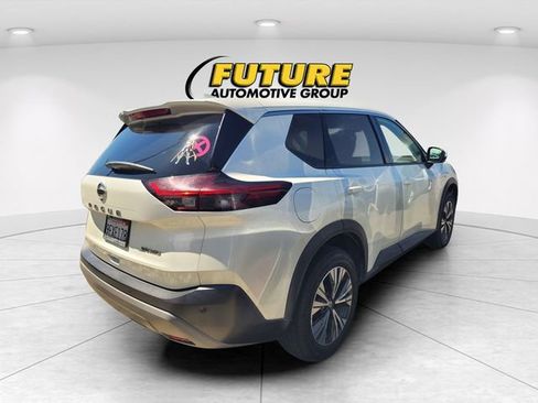 Used 2021 Nissan Rogue SV image 3