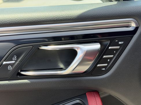 Certified 2023 Porsche Macan AWD/4WD image 21