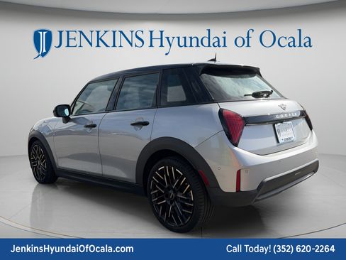 Used 2025 MINI Cooper 4-Door Hardtop FWD image 5
