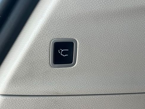 Used 2023 Chrysler Pacifica Touring-L FWD image 17