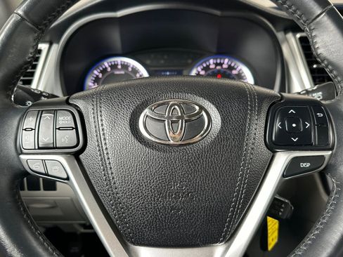 Used 2016 Toyota Highlander Plus w/ Preferred Accessory Package FWD image 30