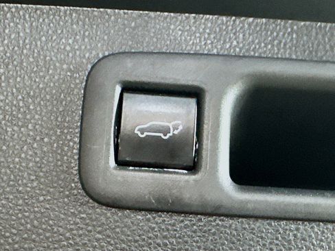 Used 2023 Toyota Highlander XLE FWD image 33