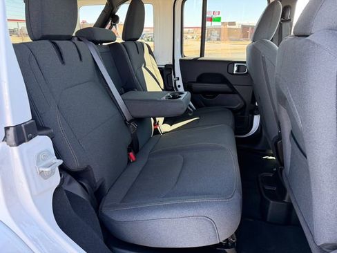 Used 2025 Jeep Wrangler Unlimited Sahara image 32