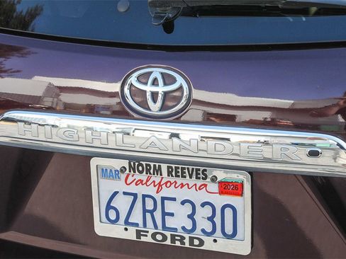 Used 2013 Toyota Highlander SE image 12