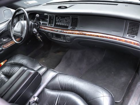 Used 1995 Lincoln Town Car Signature image 5