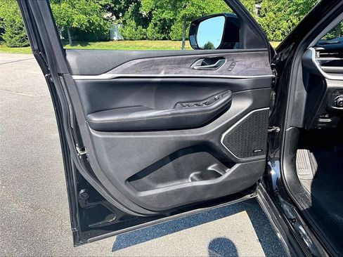 Used 2023 Jeep Grand Cherokee 4WD 4xe w/ Luxury Tech Group II image 9