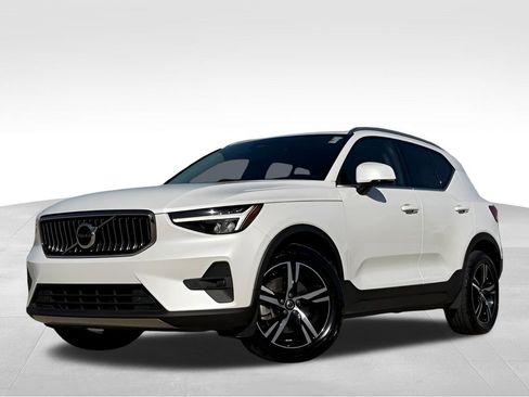 Used 2023 Volvo XC40 B5 Plus image 7