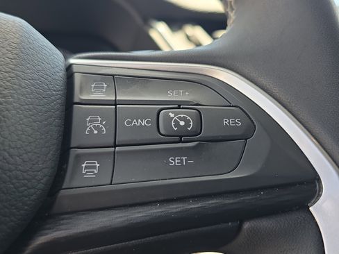 Used 2024 Jeep Grand Cherokee Altitude image 31