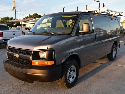 Used 2010 Chevrolet Express 2500 image 3