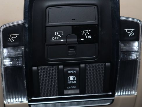 Used 2019 RAM 1500 Laramie AWD/4WD image 32