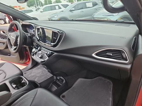 Used 2025 Chrysler Pacifica Select FWD image 25