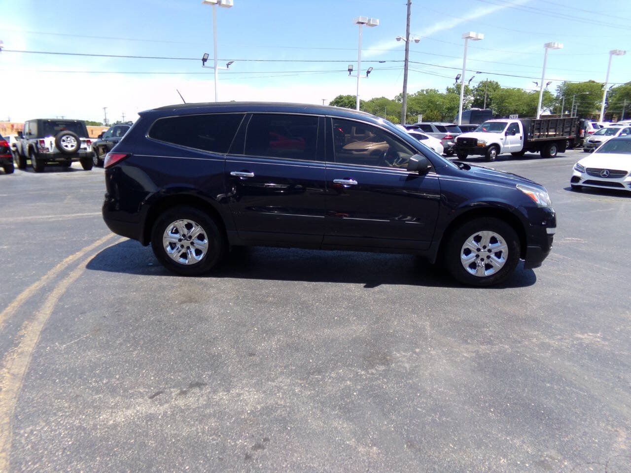 Used 2017 Chevrolet Traverse LS FWD image 3