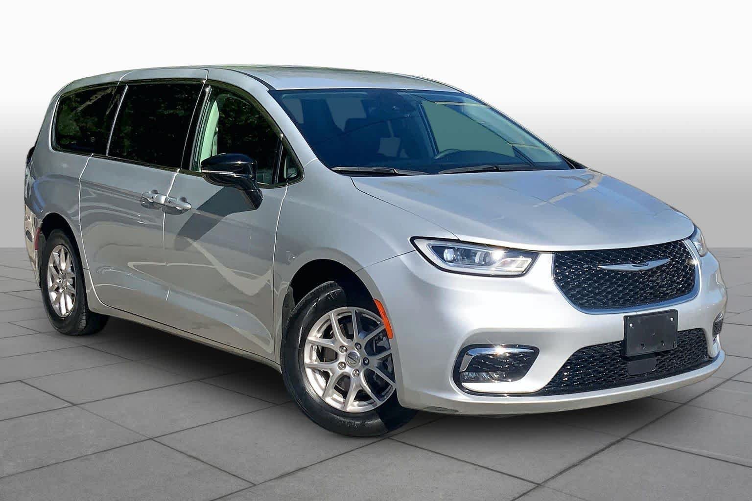 Used 2024 Chrysler Pacifica Touring-L FWD image 3
