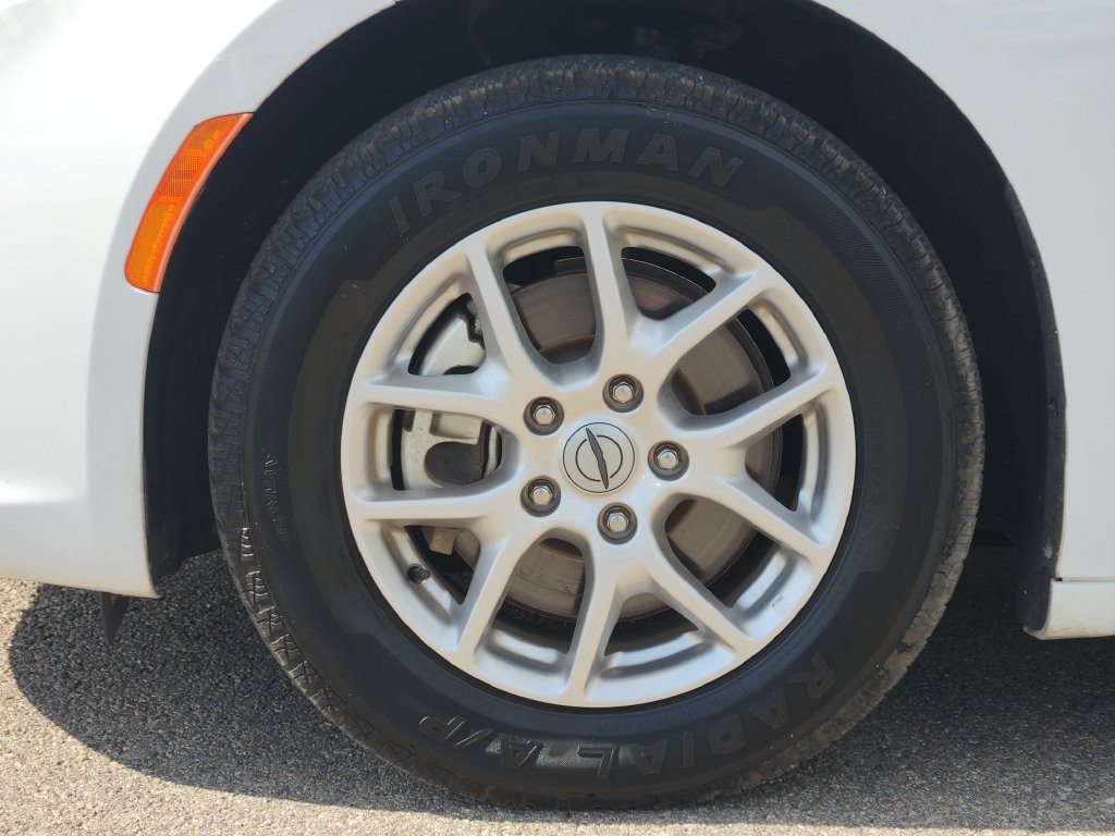 Used 2024 Chrysler Pacifica Touring-L FWD image 8