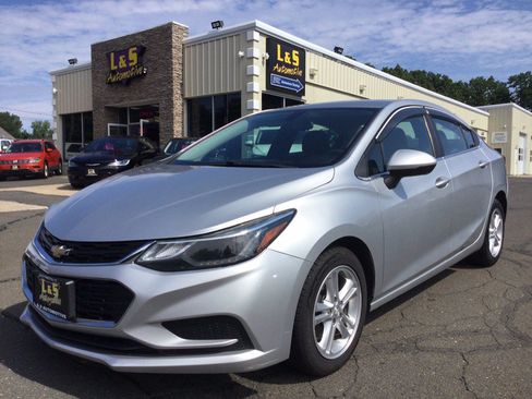 Used 2017 Chevrolet Cruze LT w/ Convenience Package FWD image 1