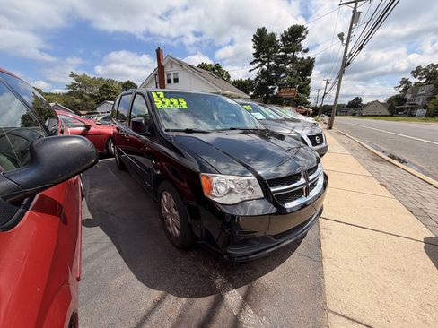 Used 2017 Dodge Grand Caravan SE w/ Power Window Group FWD image 2