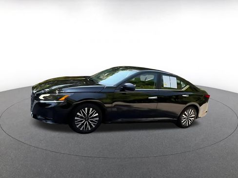 Used 2025 Nissan Altima 2.5 SV FWD image 8