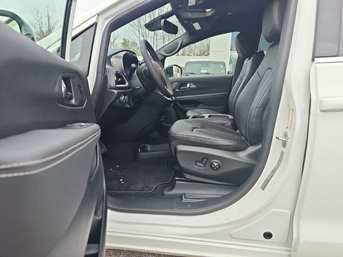 New 2026 Chrysler Pacifica Select image 10