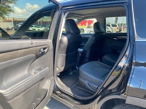 Used 2024 Toyota Highlander Platinum image 28