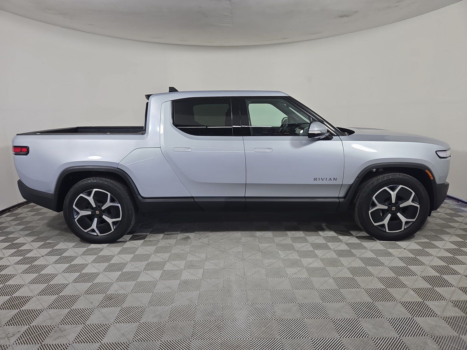 Used 2024 Rivian R1T Adventure Dual AWD/4WD image 6