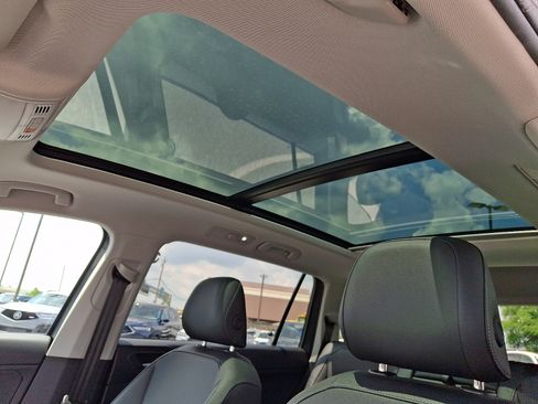 Used 2020 Volkswagen Tiguan SE w/ Panoramic Sunroof Package AWD/4WD image 14