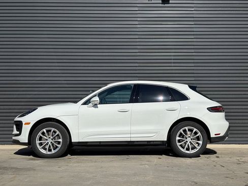 Certified 2025 Porsche Macan image 2
