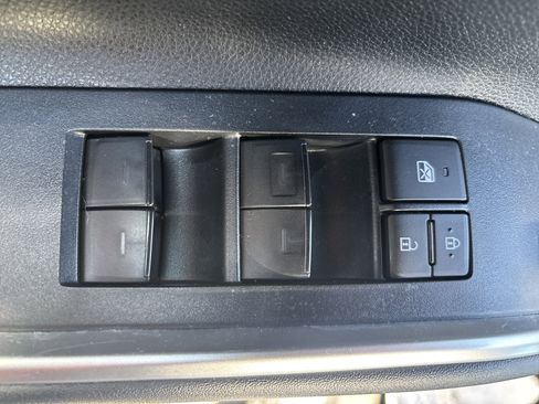Used 2024 Toyota Highlander LE AWD/4WD image 18