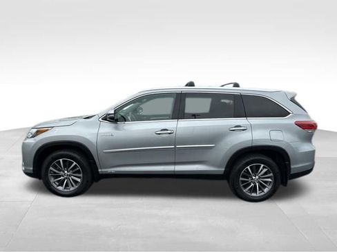 Used 2019 Toyota Highlander XLE image 3