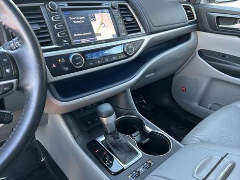 Certified 2019 Toyota Highlander Limited AWD/4WD image 22