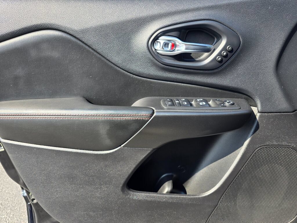 Used 2019 Jeep Cherokee Trailhawk AWD/4WD image 19