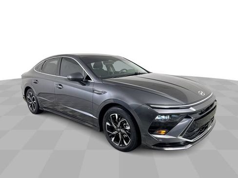 Used 2025 Hyundai Sonata SEL FWD image 2
