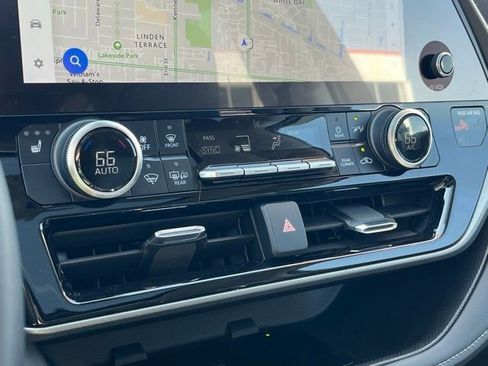 Used 2024 Toyota Highlander XLE image 27