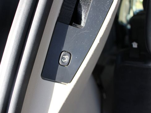 Used 2016 Chrysler Town & Country Touring w/ Driver Convenience Group image 42