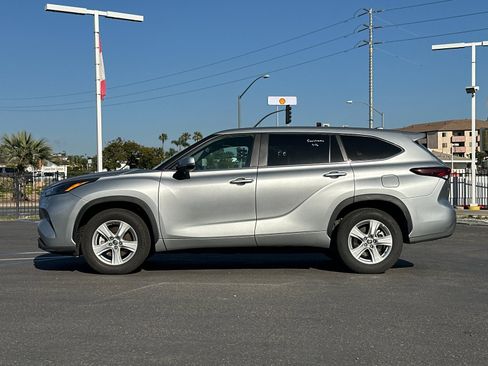 Used 2025 Toyota Highlander LE image 2