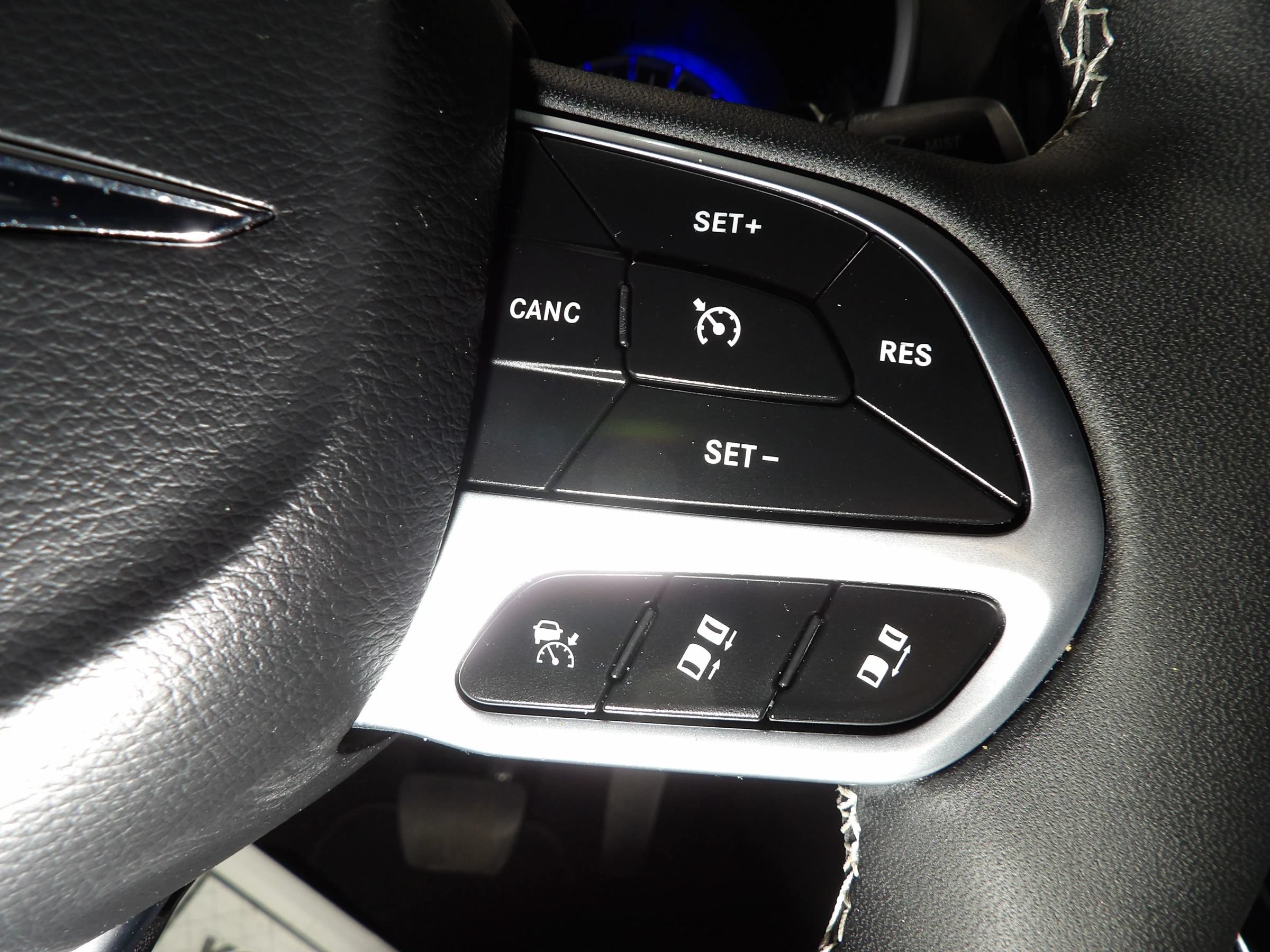 Used 2025 Chrysler Pacifica Select FWD image 26