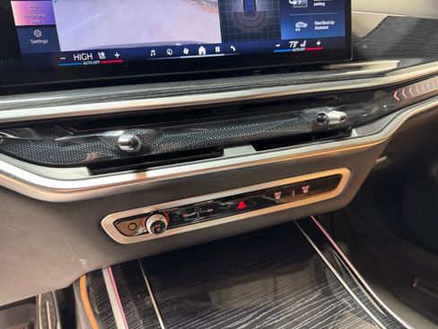 Used 2024 BMW X7 xDrive40i w/ M Sport Package AWD/4WD image 16
