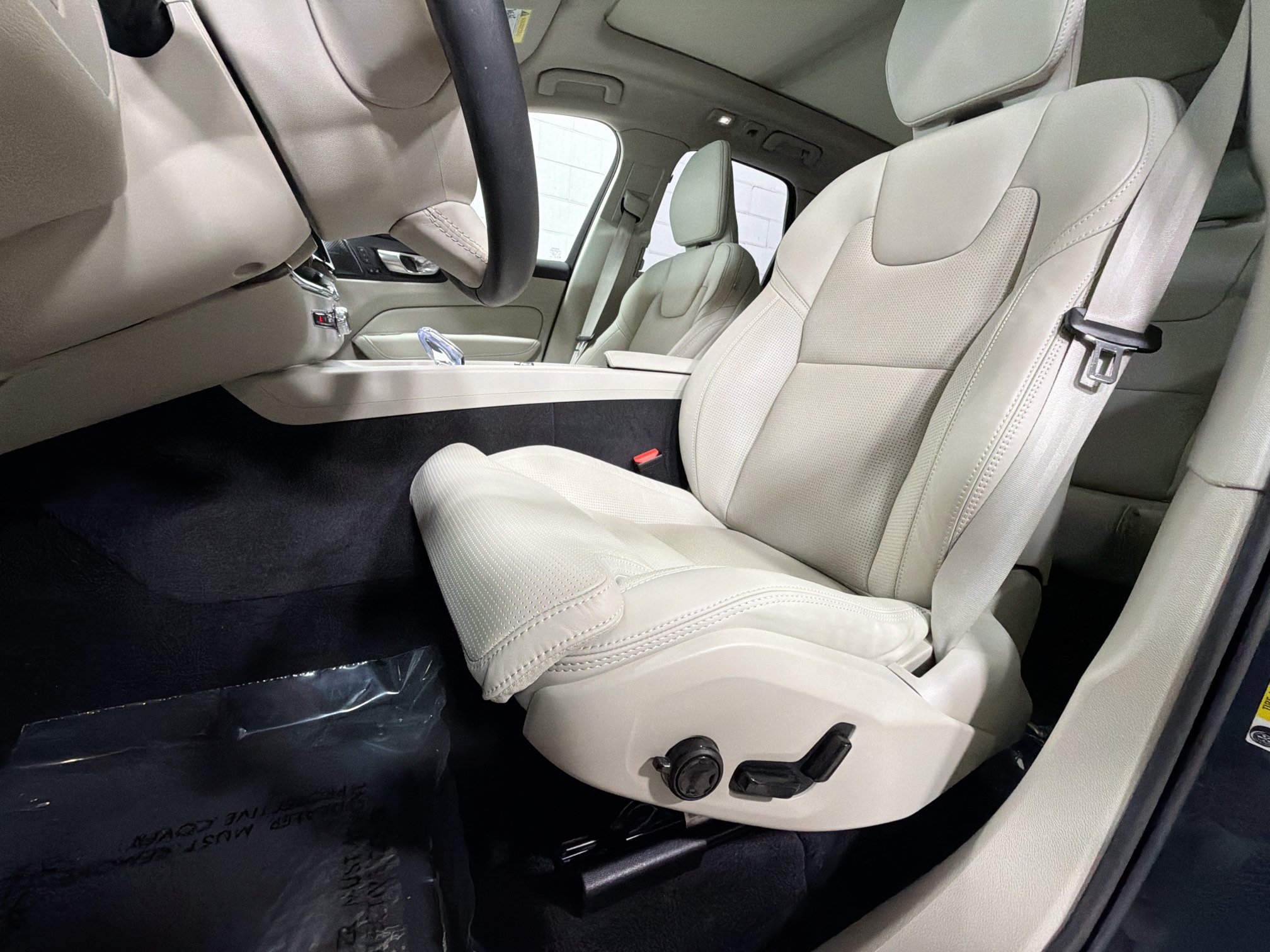 Used 2025 Volvo XC60 B5 Ultra w/ Protection Package Premier AWD/4WD image 5