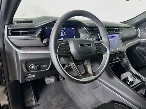 Used 2025 Jeep Grand Cherokee Limited RWD image 8