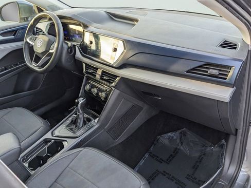 Certified 2024 Volkswagen Taos SE image 11