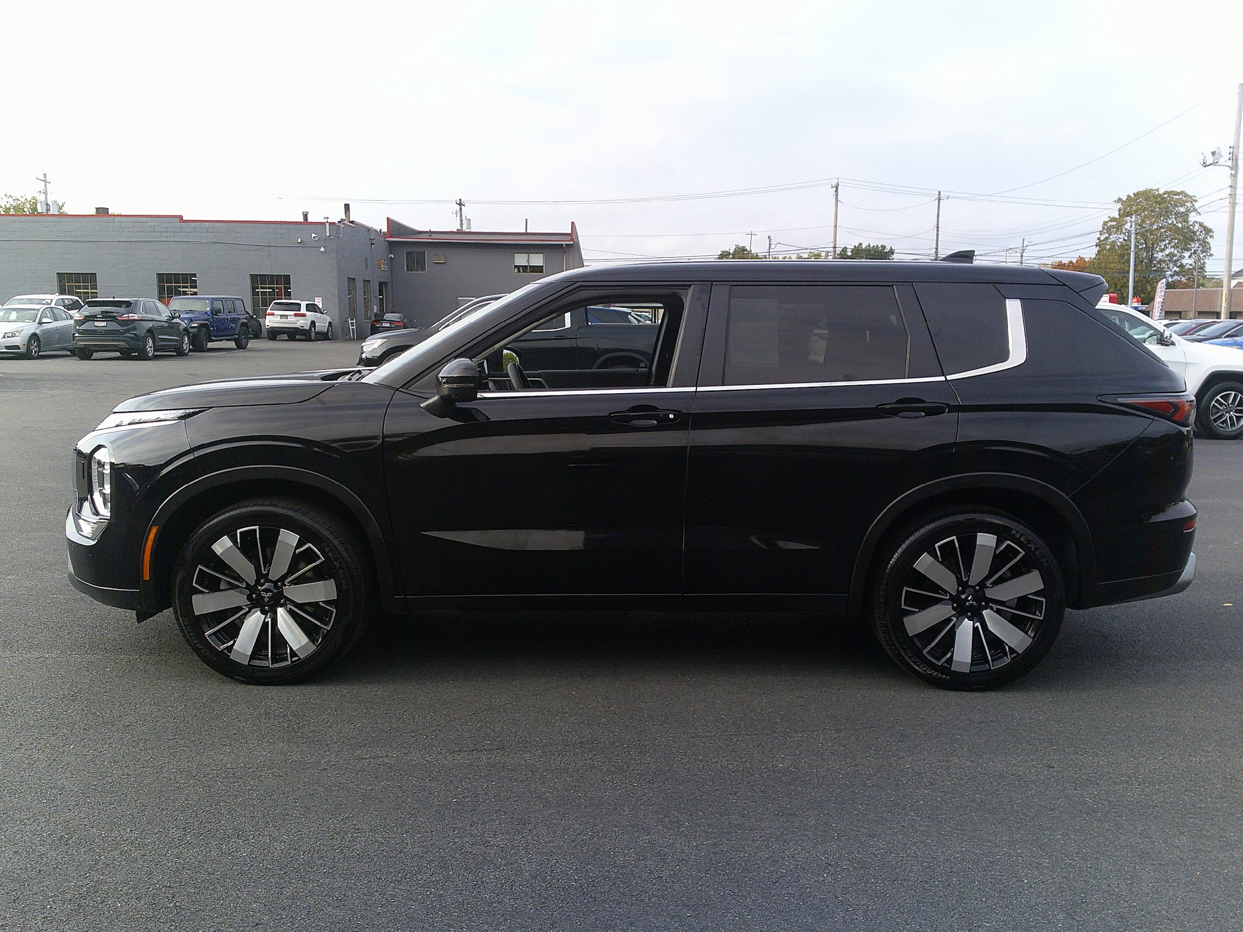 Used 2025 Mitsubishi Outlander SE AWD/4WD image 2