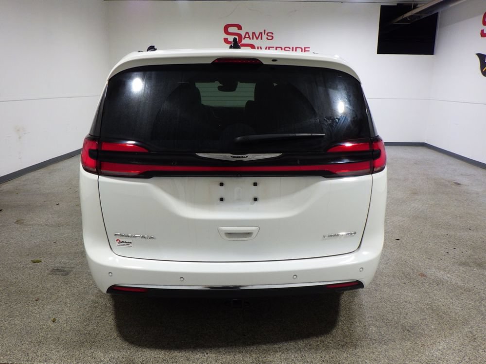 Used 2024 Chrysler Pacifica Limited FWD image 3