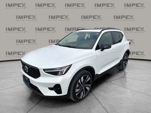 Used 2025 Volvo XC40 B5 Plus image 1