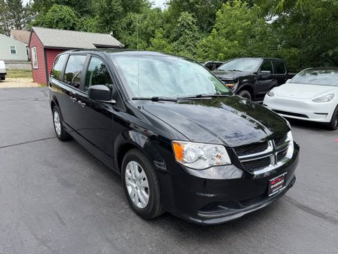 Used 2019 Dodge Grand Caravan SE FWD image 4