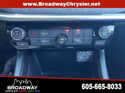 Used 2023 Jeep Compass Latitude image 16