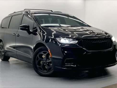 Used 2021 Chrysler Pacifica Limited w/ Uconnect Theater Family Group image 6